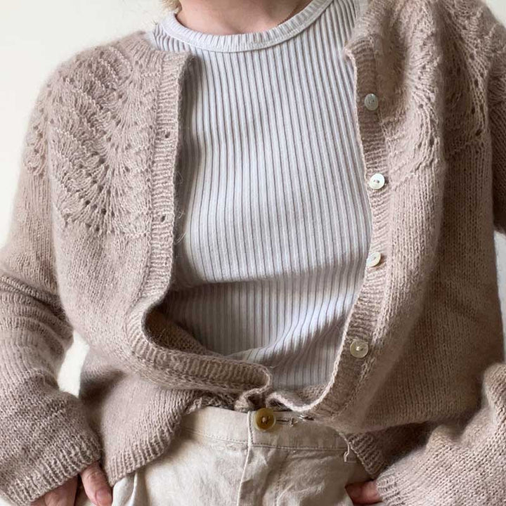 Peacock cardigan fra Le Knit (Opskrift i fysisk papirudgave)