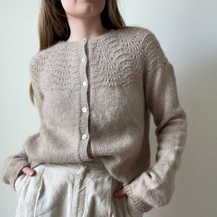 Peacock cardigan fra Le Knit (Opskrift i fysisk papirudgave)