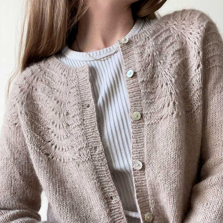 Peacock cardigan fra Le Knit (Opskrift i fysisk papirudgave)