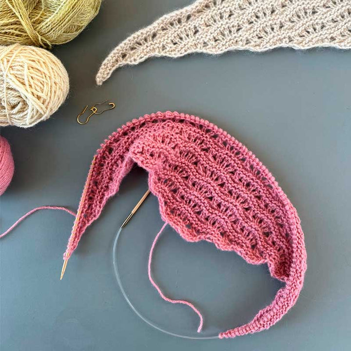 Strikkekit Peacock Scarf fra Le Knit i Tynd Silk Mohair &amp; Alpakka Følgetråd