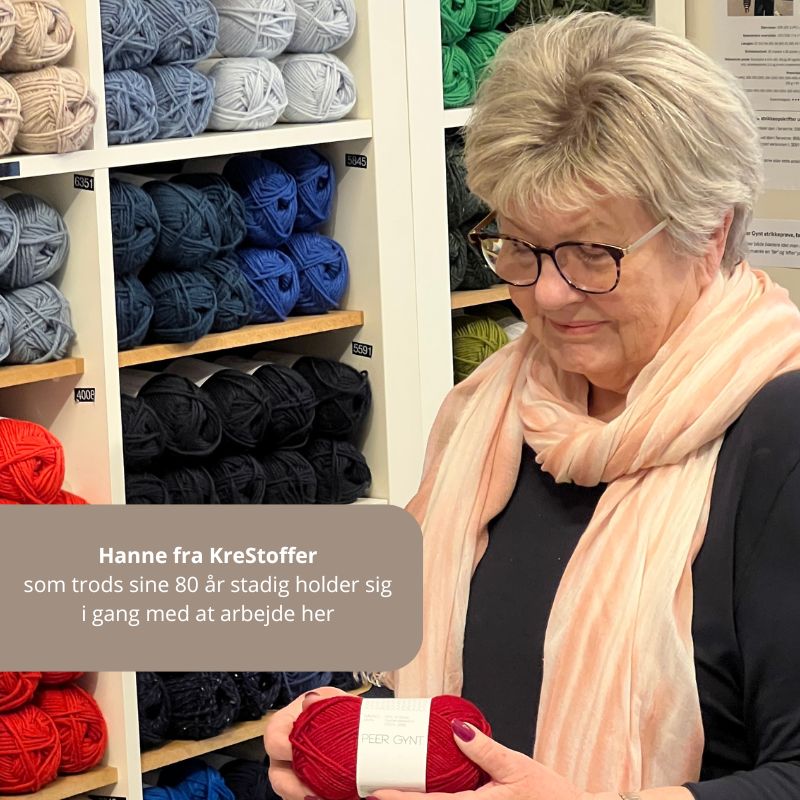Kvinde der holder Peer Gynt garn hos KreStoffer garnbutik i Odense