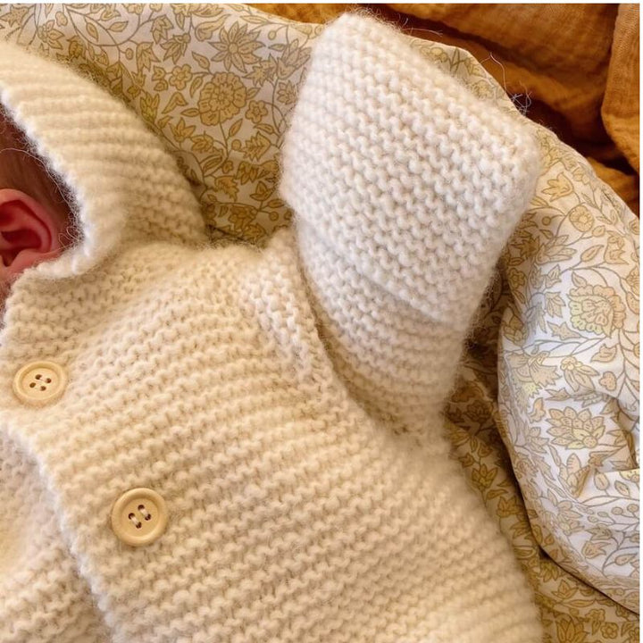 Strikkekit Selmas Sovedragt fra PetiteKnit i Extrafine Merino 90