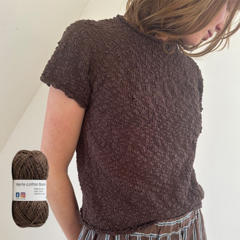 Plain Yoke Tee 19 fra Le Knit i Cotton Flamé fra Hjertegarn