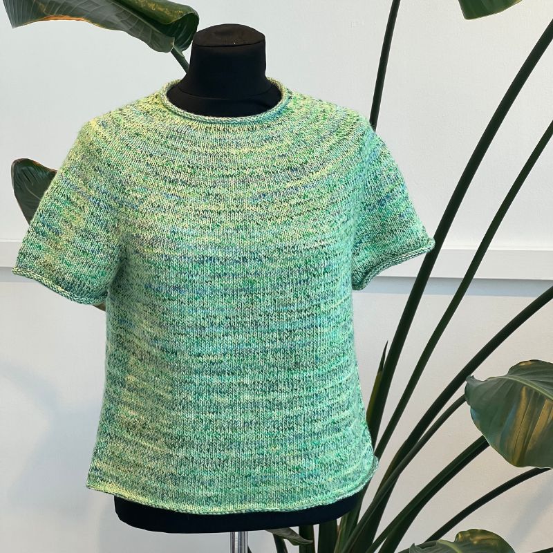 Strikkekit Plain Yoke Tee 20 fra Le Knit i Footprints og Lana Cotton