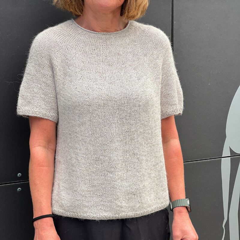 Strikkekit Plain Yoke Tee 22 fra Le Knit i Tynd Line og Alpakka Følgetråd