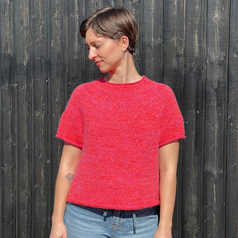 Plain Yoke Tee 22 fra Le Knit (Opskrift i fysisk papirudgave)
