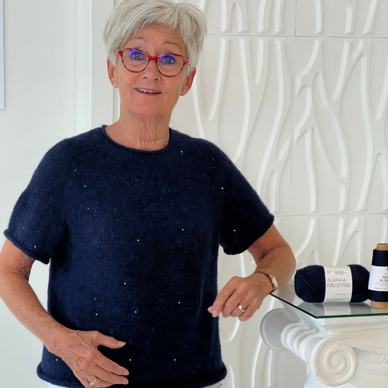 Strikkekit Plain Yoke Tee 22 fra Le Knit i Mandarin Petit og Alpakka Følgetråd