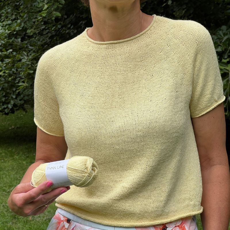 Strikkekit Plain Yoke Tee 28 fra Le Knit i Tynd Line garn
