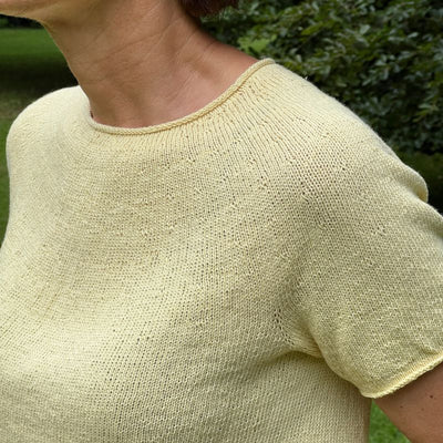 Strikkekit Plain Yoke Tee 28 fra Le Knit i Tynd Line garn