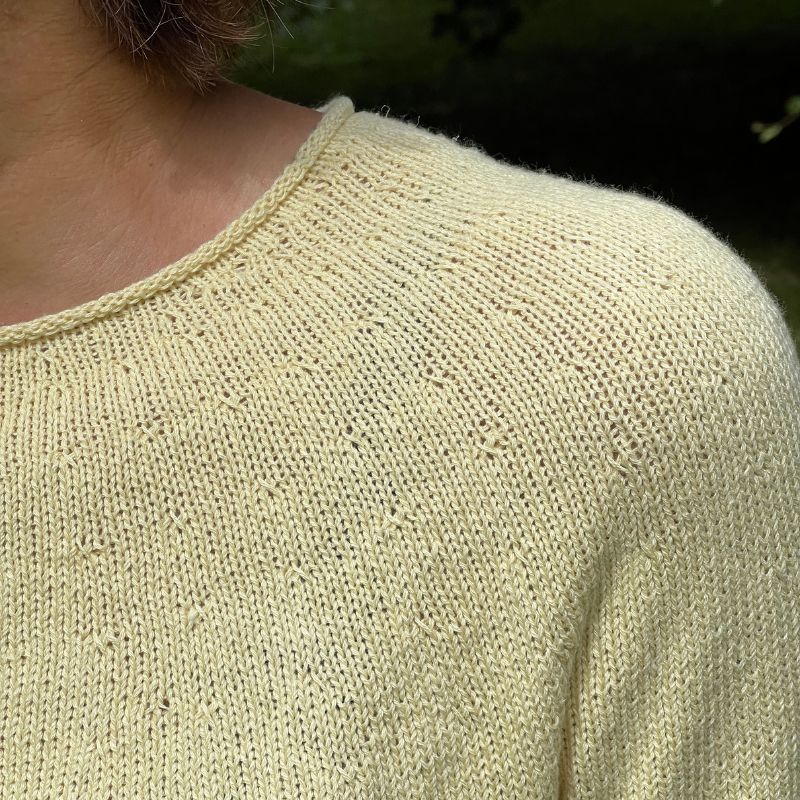 Strikkekit Plain Yoke Tee 28 fra Le Knit i Tynd Line garn