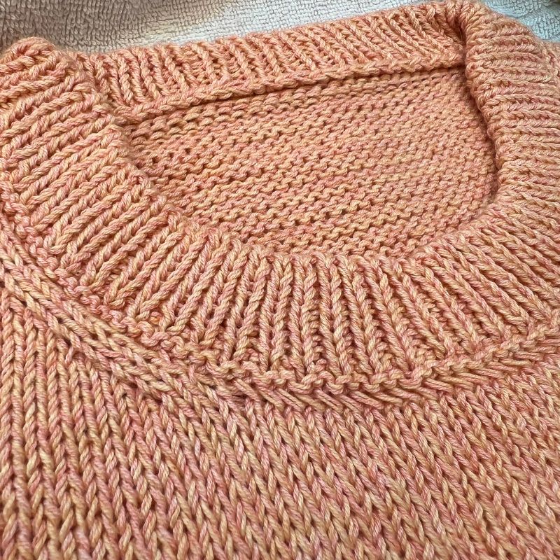 Strikkekit Poppy Tee fra PetiteKnit i Elise fra Permin