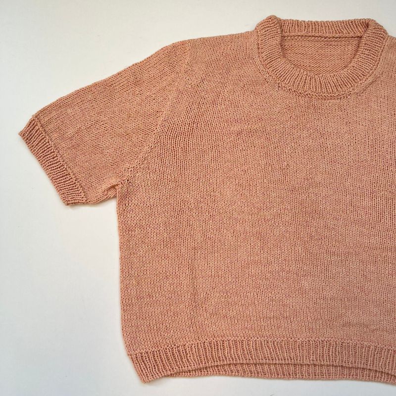 Strikkekit Poppy Tee fra PetiteKnit i Elise fra Permin