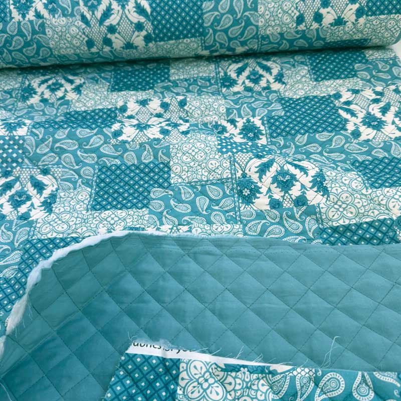 Quilt med mørk aqua patchwork