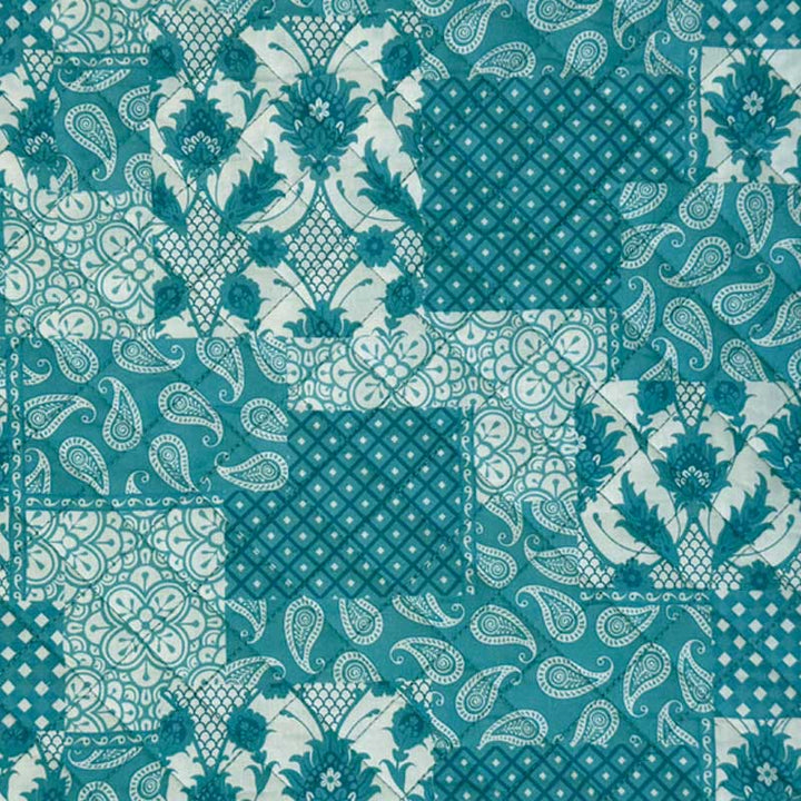 Quilt med mørk aqua patchwork