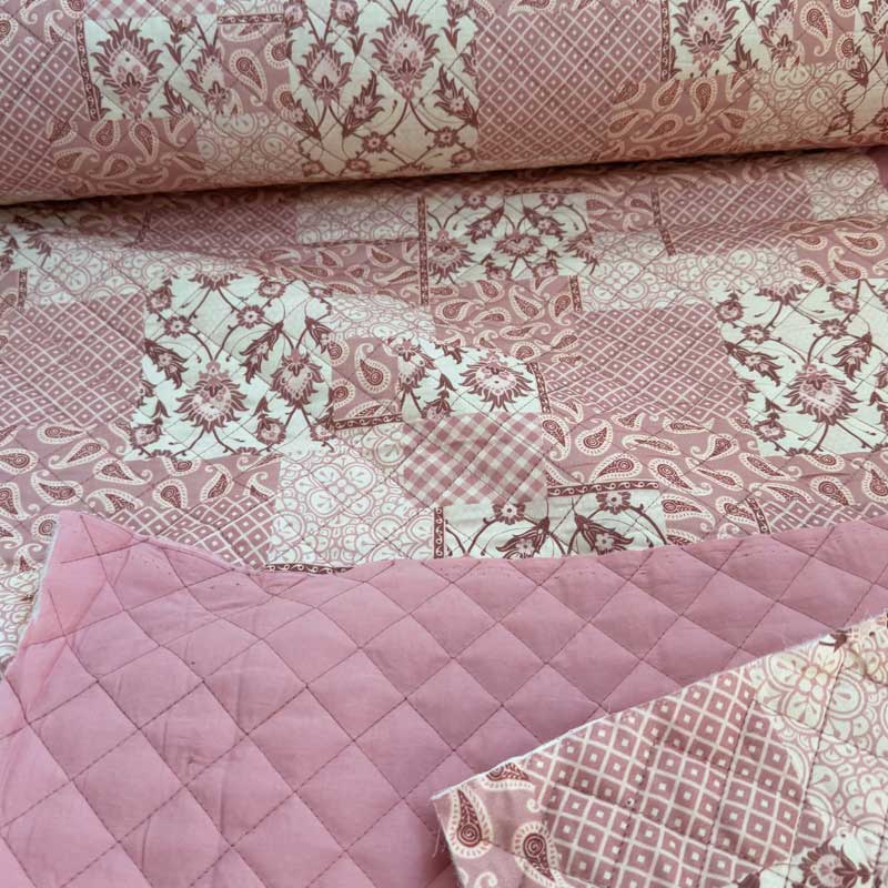 Quilt med rosa patchwork - KreStoffer