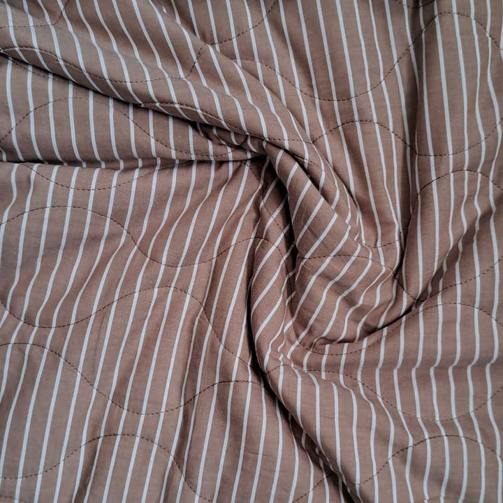 Quilt med striber i latte/ hvid