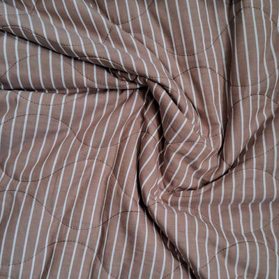 Quilt med striber i latte/ hvid - KreStoffer