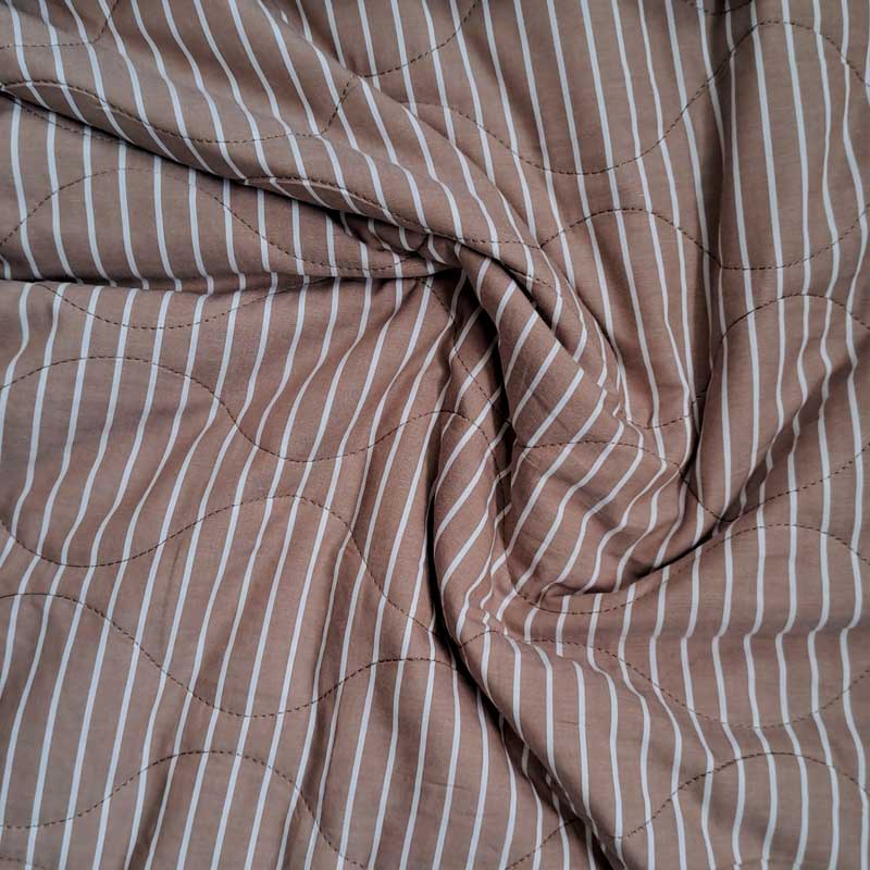 Quilt med striber i latte/ hvid - KreStoffer