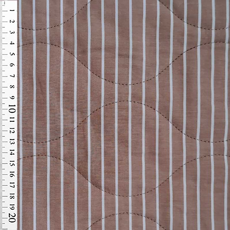 Quilt med striber i latte/ hvid - KreStoffer