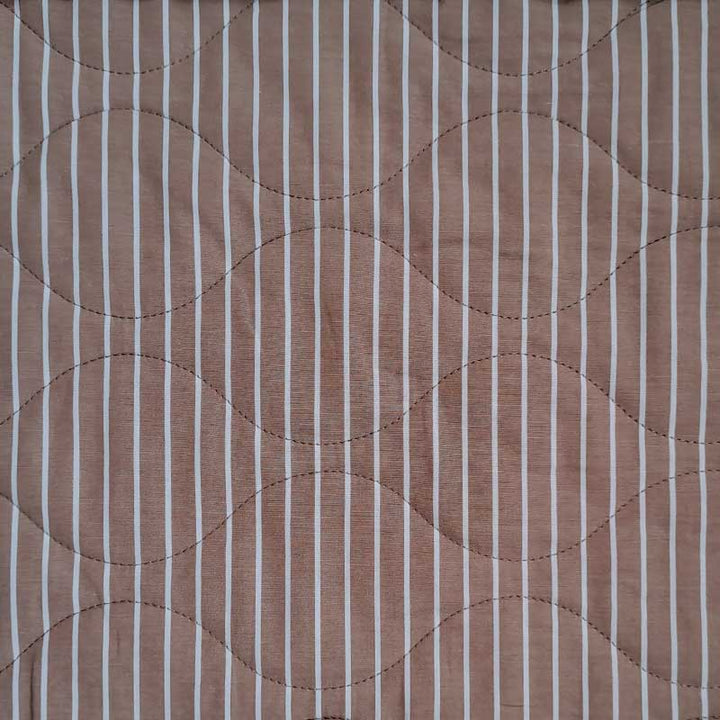 Quilt med striber i latte/ hvid