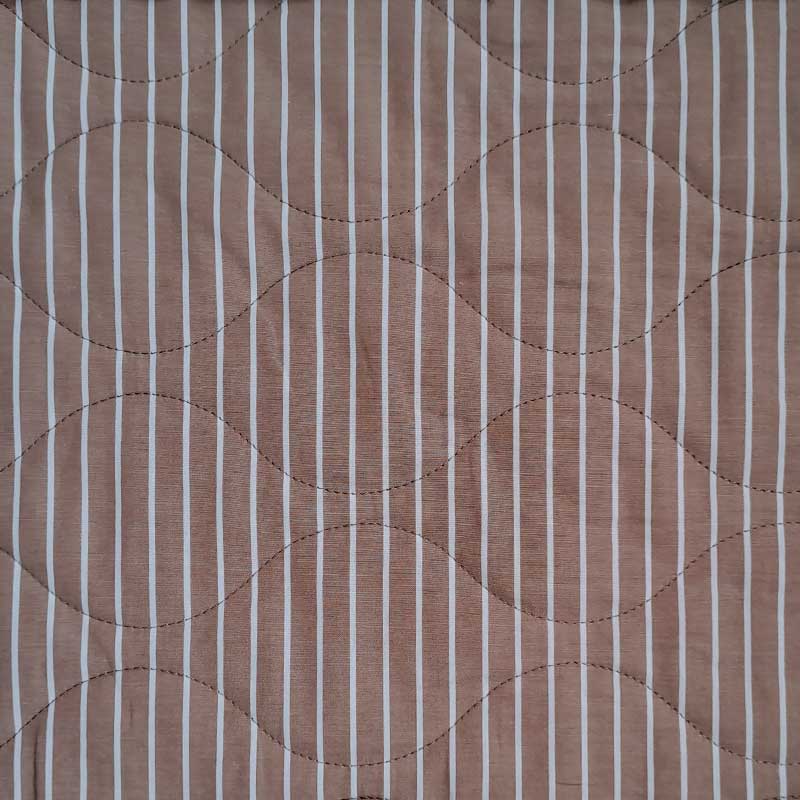 Quilt med striber i latte/ hvid - KreStoffer