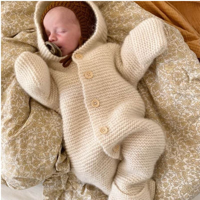 Selmas Sovedragt fra PetiteKnit med strikkede vendeluffer