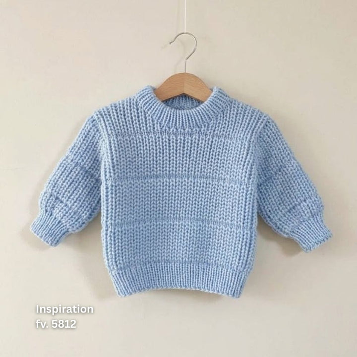 Silas Sweater til børn strikket i Peer Gynt garn farve 5812 Brunnera Blue