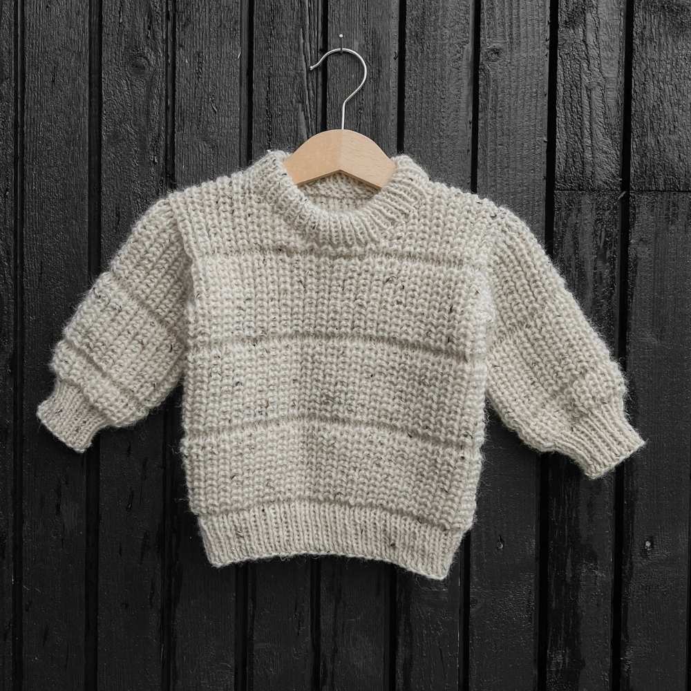 Strikkekit Silas Sweater fra Woolix i Peer Gynt TWEED