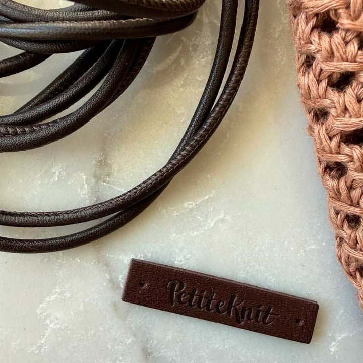 Skindsnøre til Juno Satchel i mørkebrun fra PetiteKnit