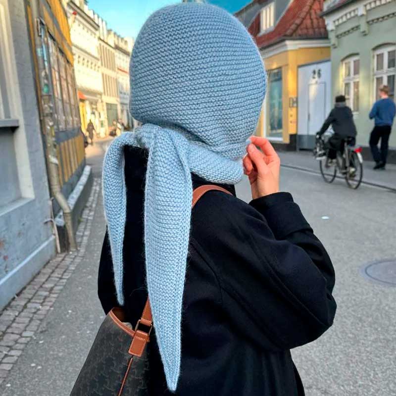 Sophie Hood fra PetiteKnit (Opskrift i fysisk papirudgave)