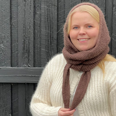 Sophie Hood fra PetiteKnit (Opskrift i fysisk papirudgave) - KreStoffer