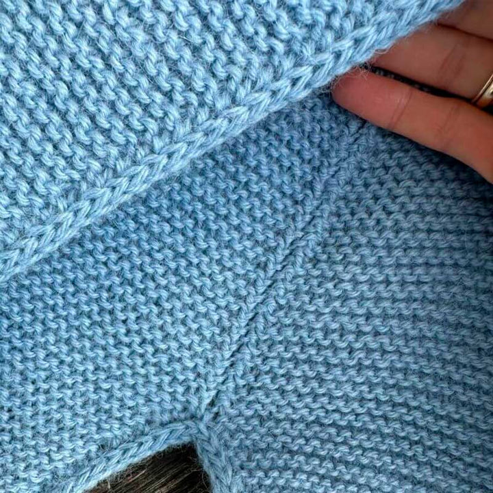 Sophie Hood fra PetiteKnit (Opskrift i fysisk papirudgave)