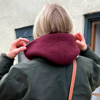 Sophie Hood fra PetiteKnit (Opskrift i fysisk papirudgave) - KreStoffer