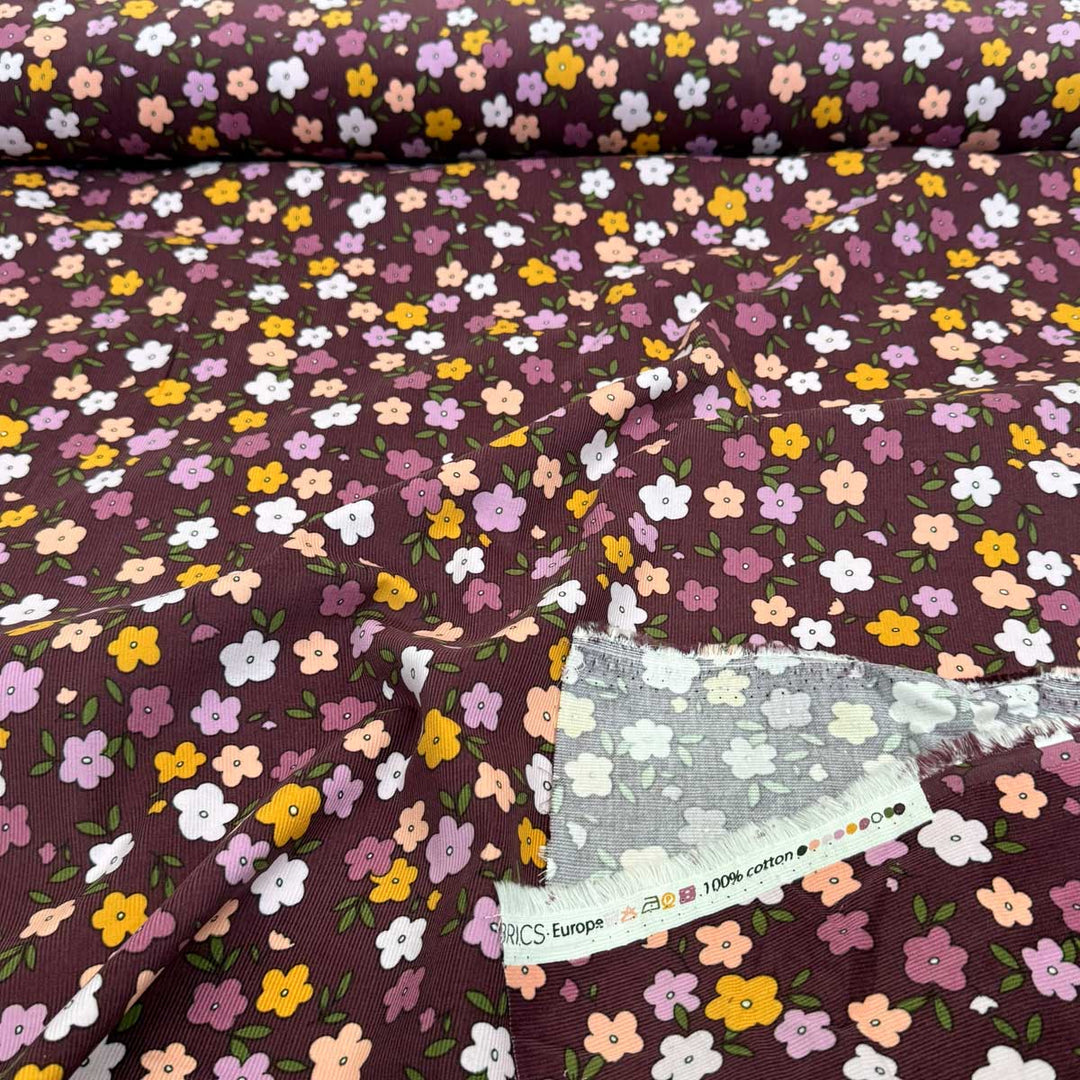 Babyfløjl med grafisk farvede blomster og blade