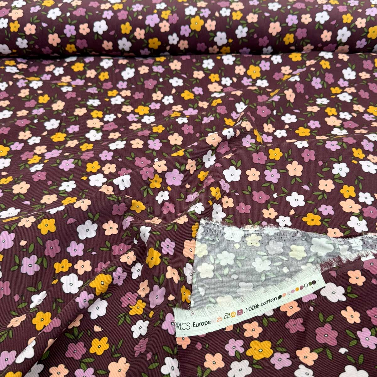Babyfløjl med grafisk farvede blomster og blade