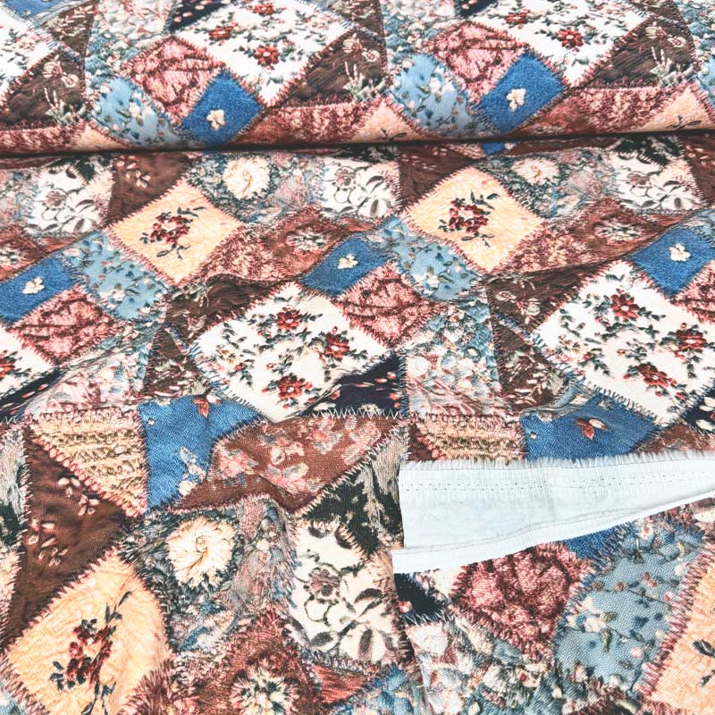 Fast bomuld twill med printet patchwork og blomster