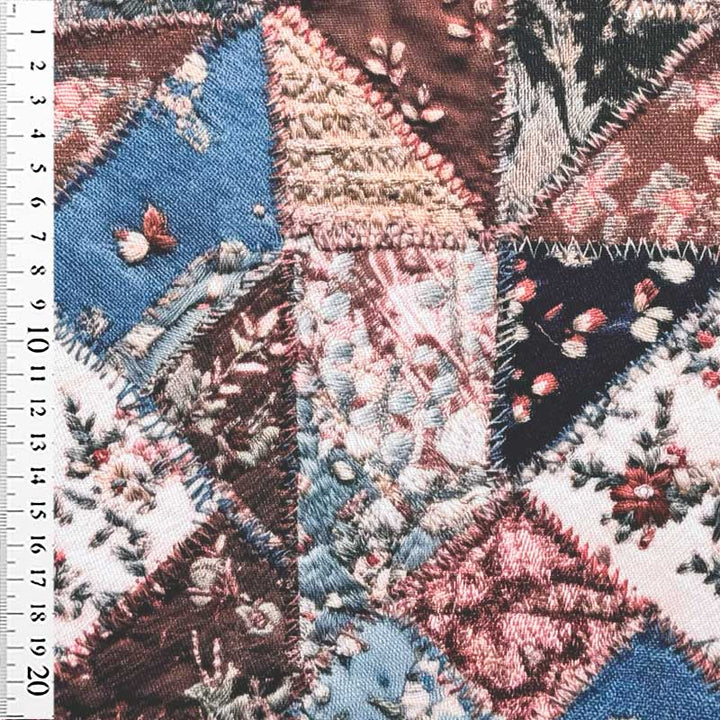 Fast bomuld twill med printet patchwork og blomster