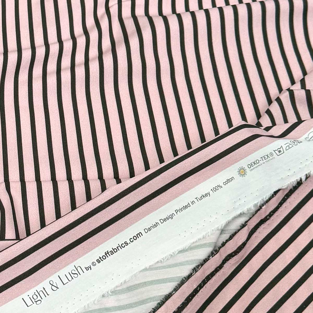 Bomuldspoplin med sorte striber fra Light and Lush