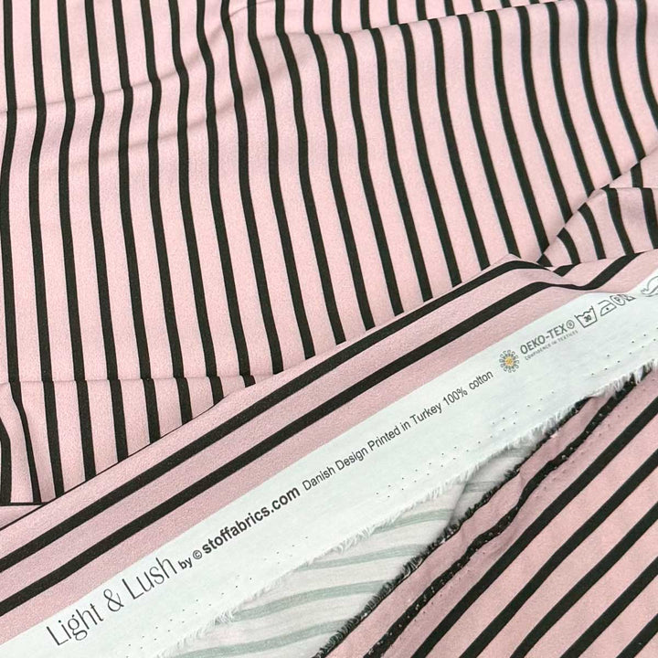 Bomuldspoplin med sorte striber fra Light and Lush