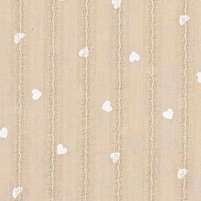 Bomuldsvoile med hvide hjerter på vævede striber i vanilje