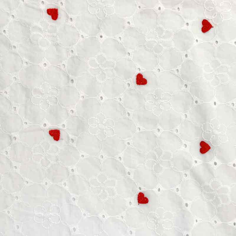Broderi anglaise med røde hjerter