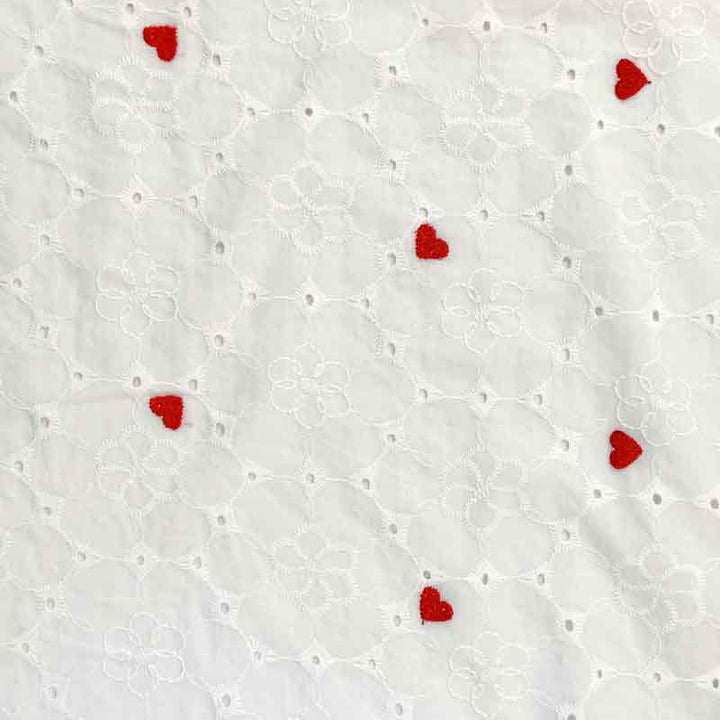 Broderi anglaise med røde hjerter