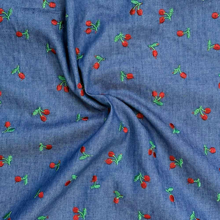 Denim med broderede kirsebær