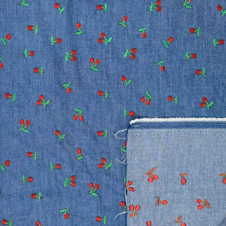 Denim med broderede kirsebær