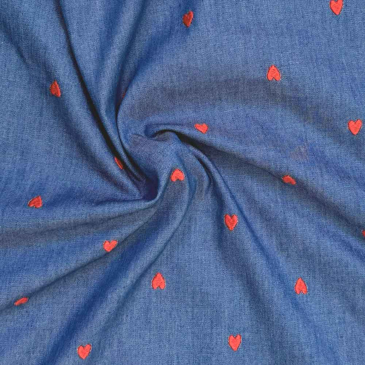 Denim med broderede hjerter mellemblå