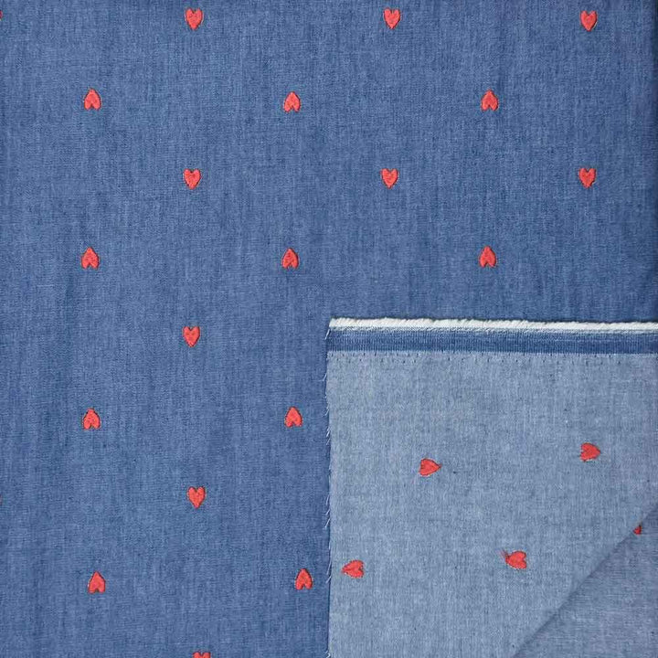 Denim med broderede hjerter mellemblå