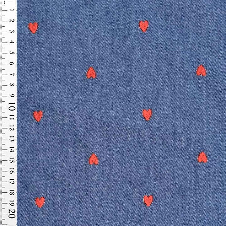 Denim med broderede hjerter mellemblå
