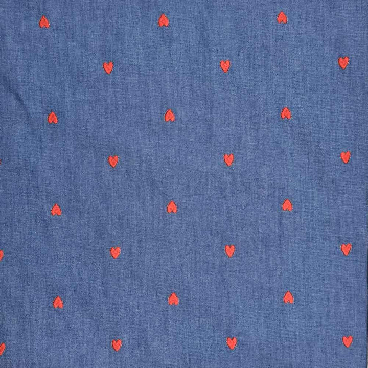 Denim med broderede hjerter mellemblå
