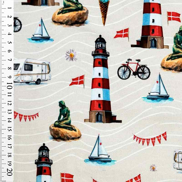 Digital bomuldsjersey med danske feriemotiver i sandfarvet