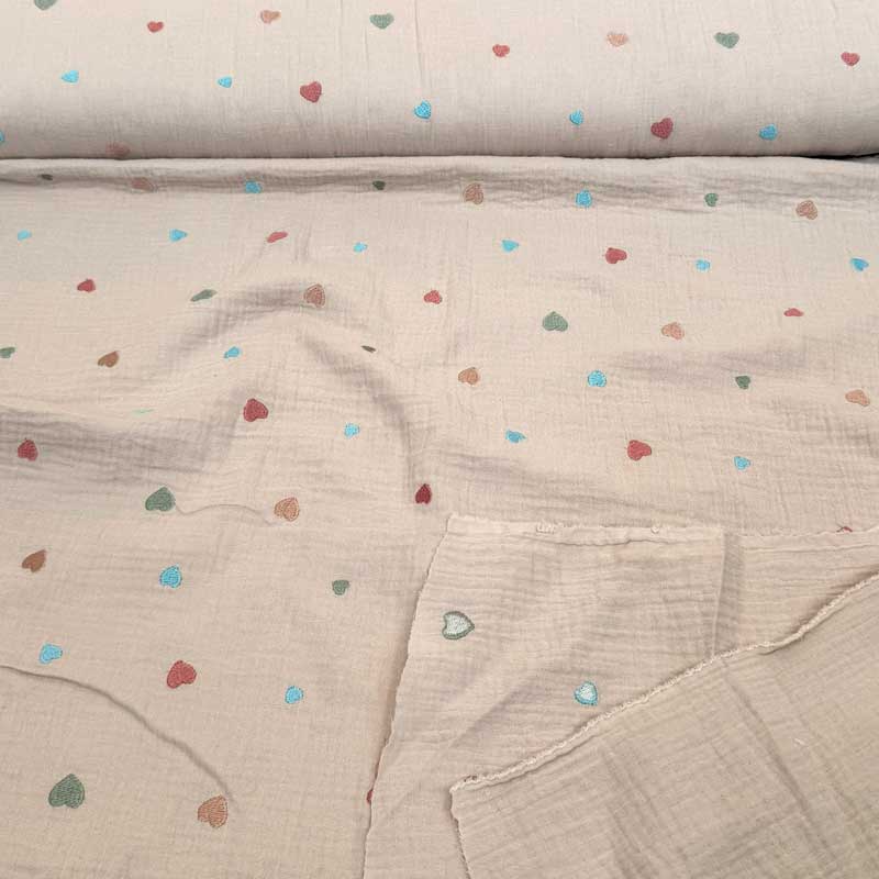 Dobbelt gauze i beige med hjerter i flere farver